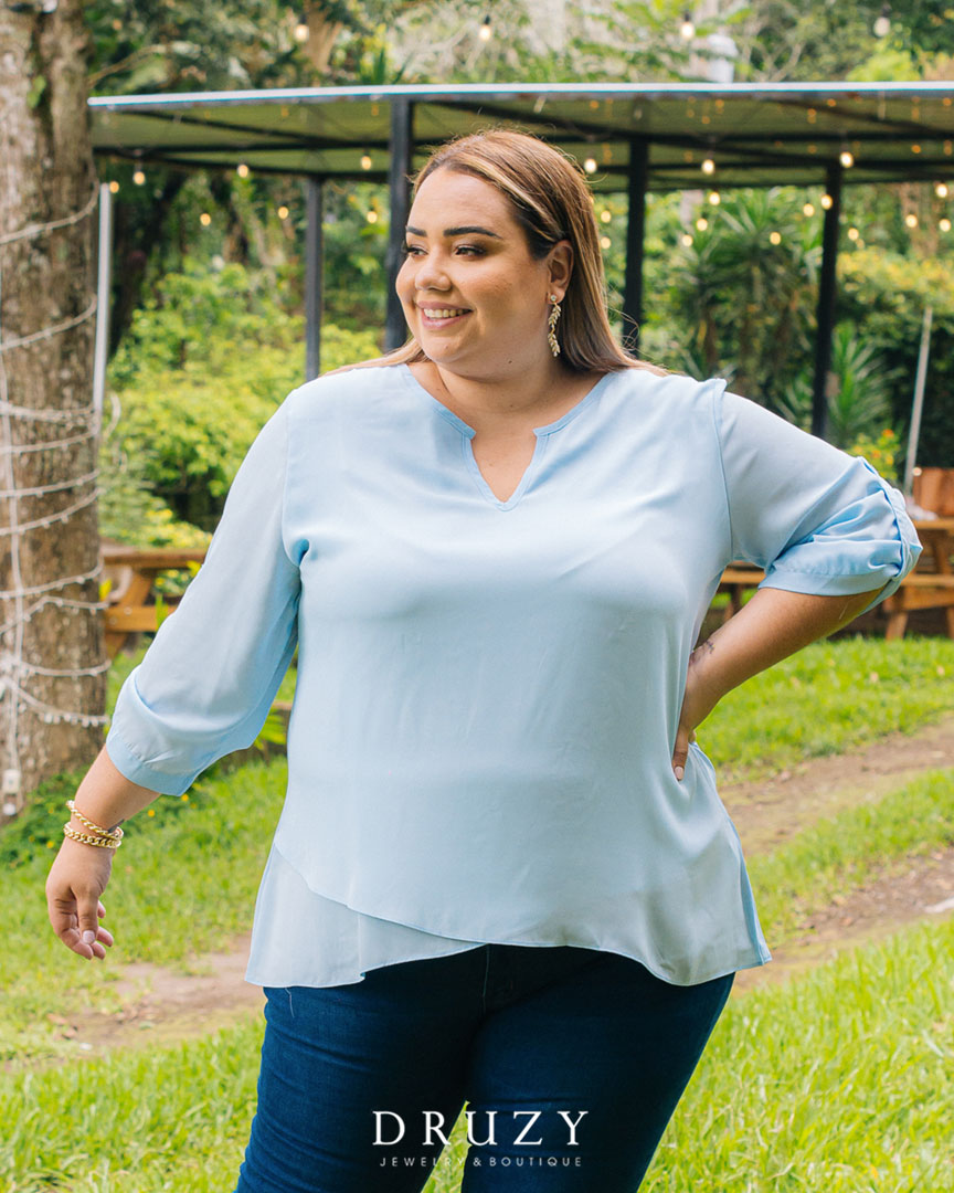 Blusa celeste escote redondo