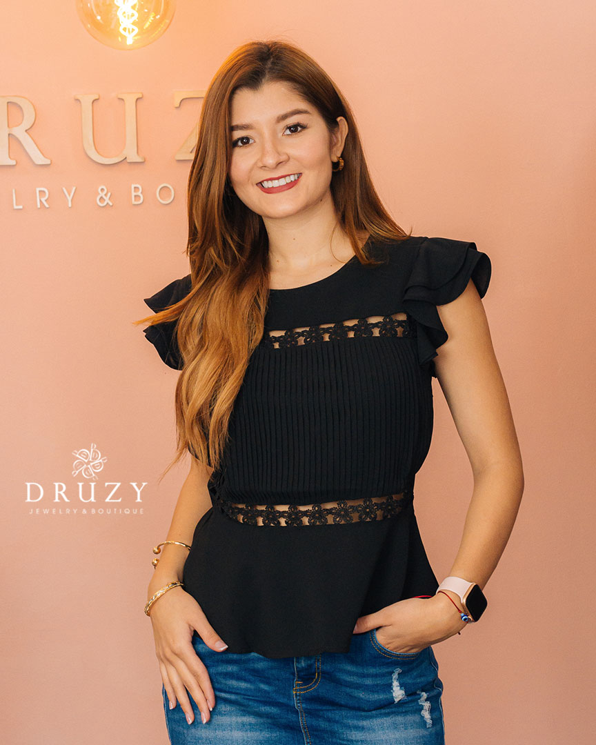Blusa negra manga volantes