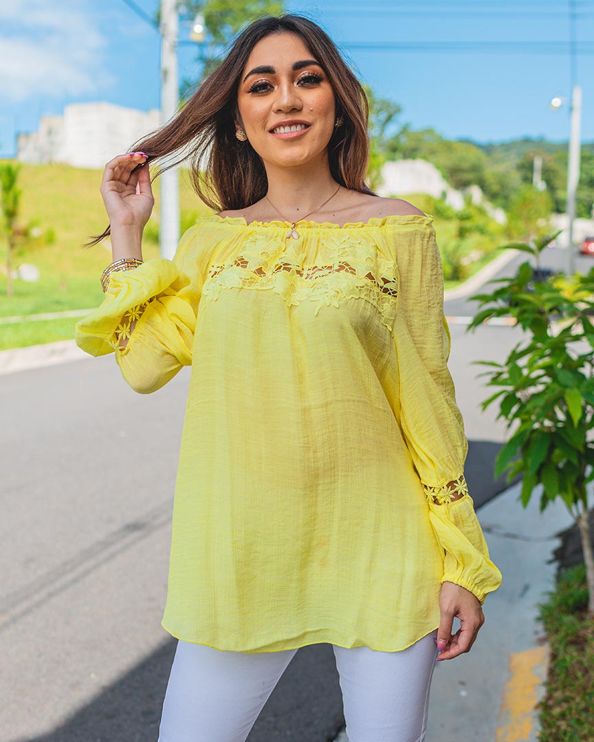 Blusa off-shoulder manga larga
