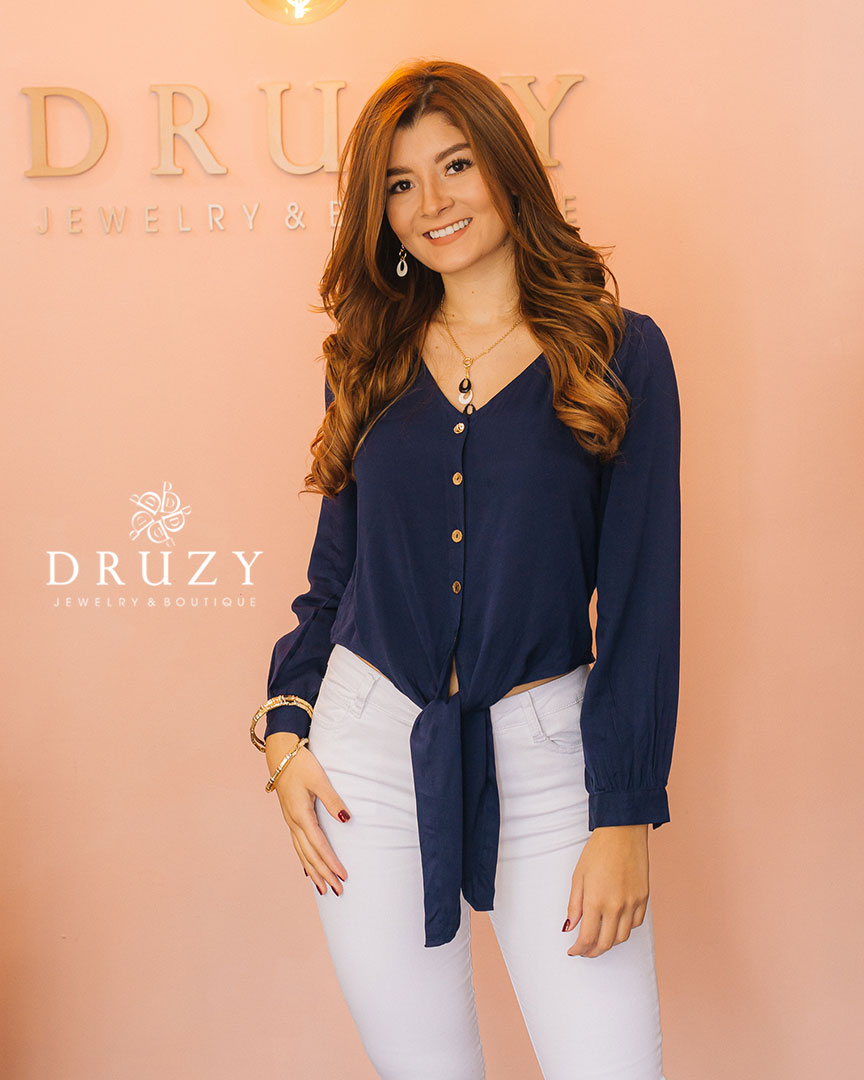 Blusa azul de botones cuello V