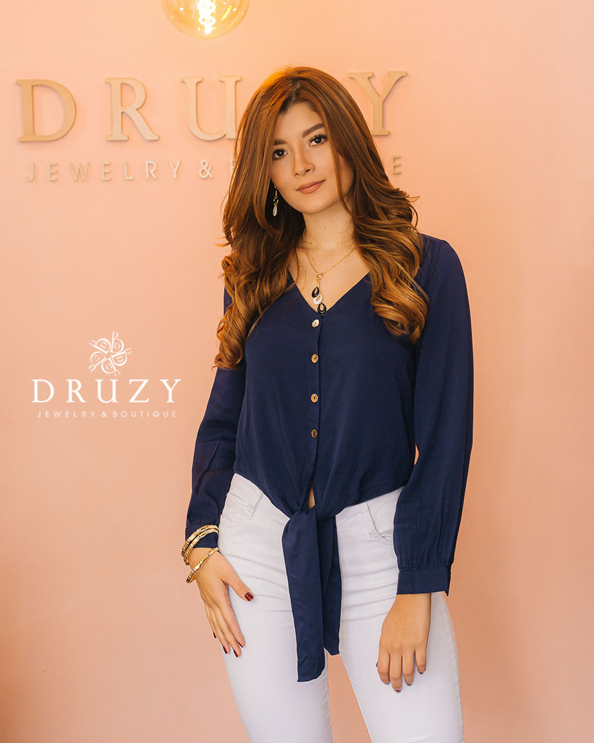 Blusa azul de botones cuello V