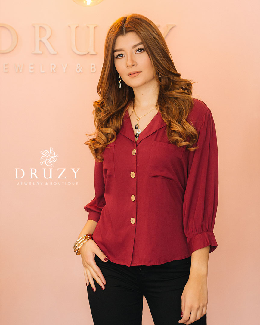 Blusa color vino de botones