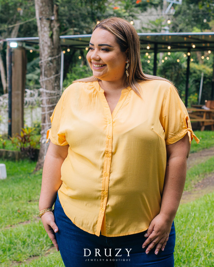 Blusa amarilla de botones