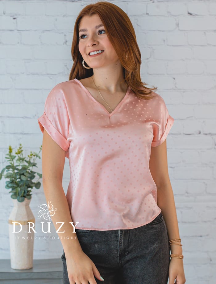 BLUSA CUELLO V Y DOBLES EN MANGA ROSADA SATIN DE PUNTOS