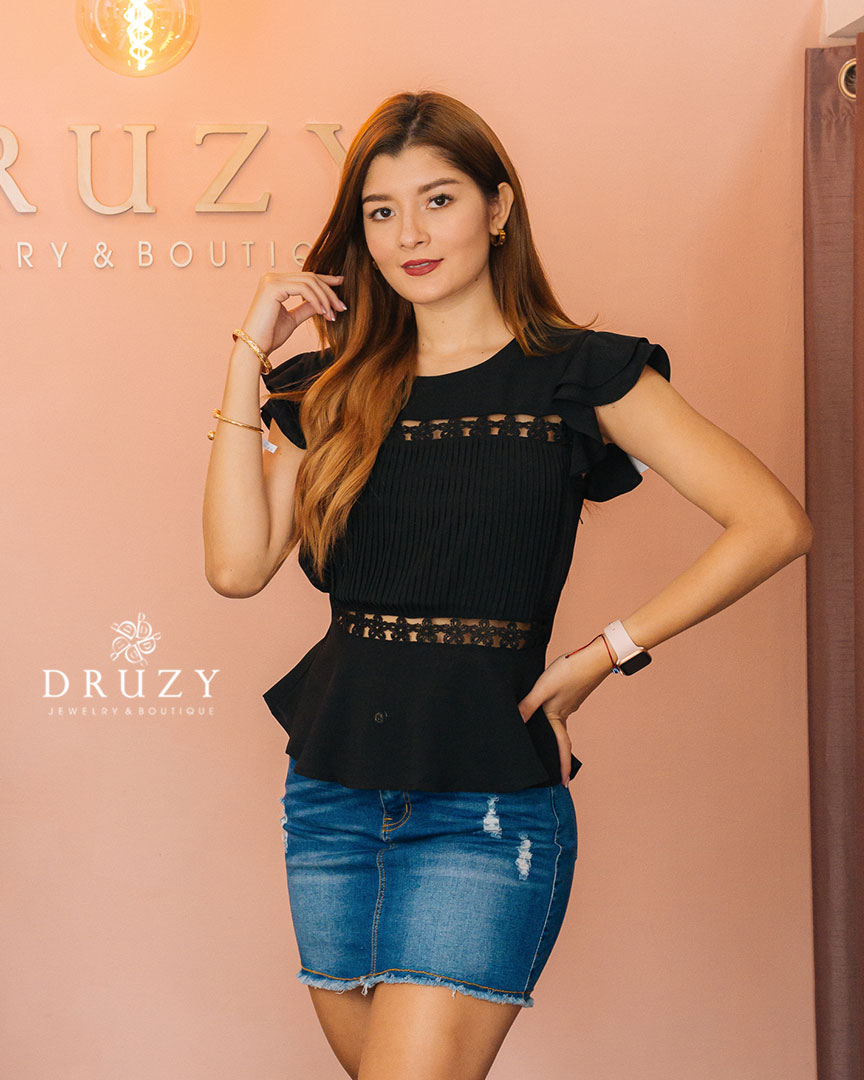 Blusa negra manga volantes