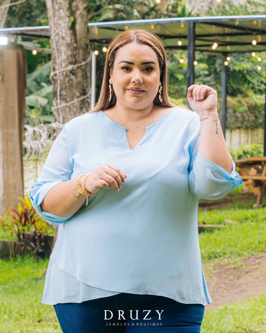 Blusa celeste escote redondo