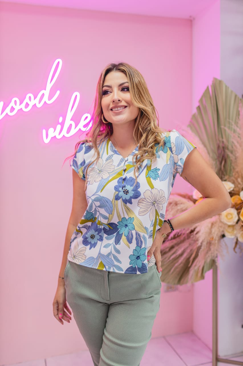 BLUSA CELESTE /FLORAL M-C ESCOTE V BOTONES