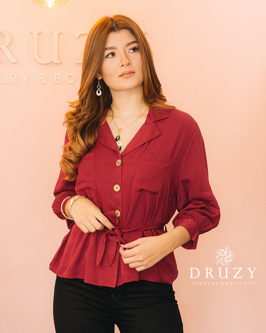 Blusa color vino de botones