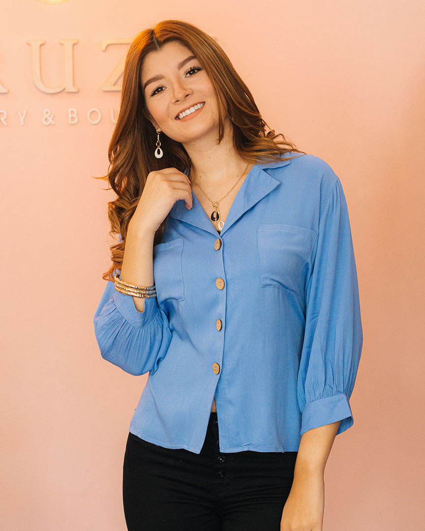 Blusa de botones con bolsillos frontales